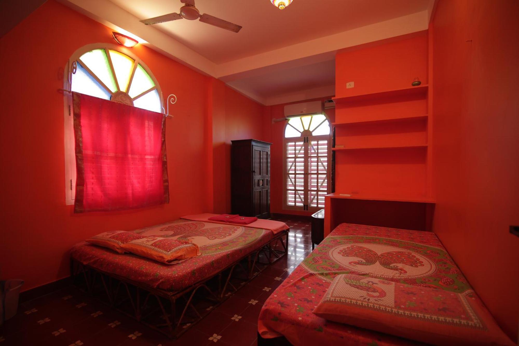 Holi-Wood Guesthouse Puduccseri Kültér fotó