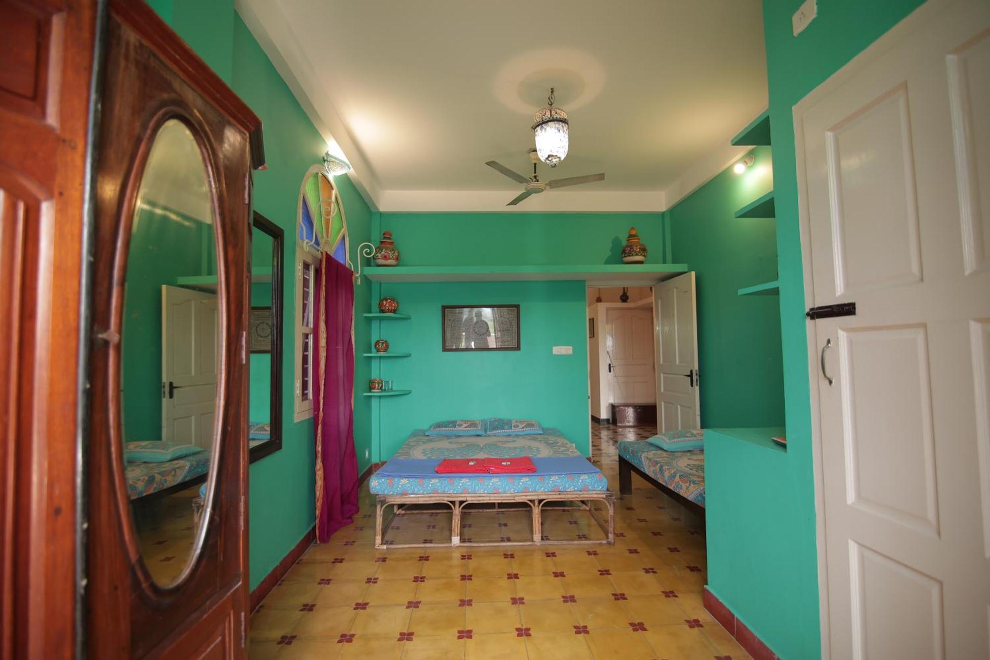 Holi-Wood Guesthouse Puduccseri Kültér fotó